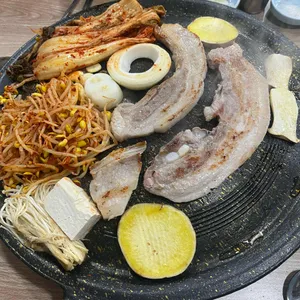 왕뚜껑돝떼마을생삼겹살 사진