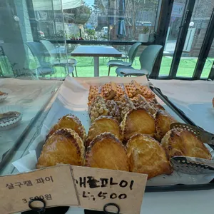 하우 앤 여우 사진