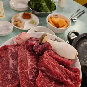 꾸석지돌판한우 사진