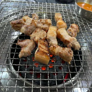 꽃돼지연탄구이 사진
