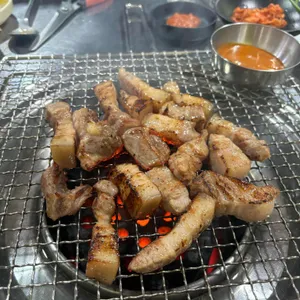 꽃돼지연탄구이 사진