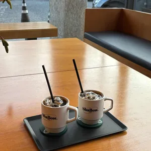 샬로우커피 사진