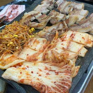 돌판김치생삼겹한점 사진