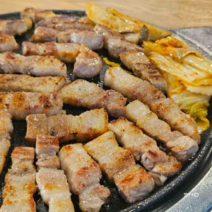 금돼지생고기 사진