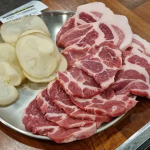 노란도야지 이공일육 사진
