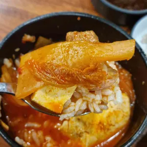 노란도야지 이공일육 사진