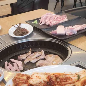 지리산 왕재봉 흑돼지 사진