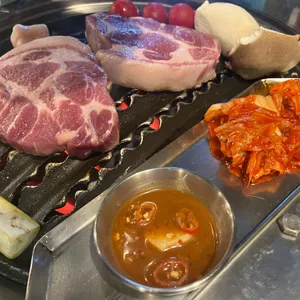 꾸석지돌판한우 사진
