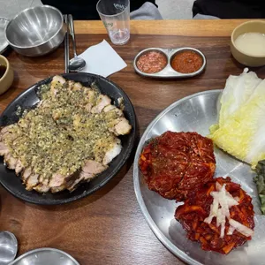 장수마늘보쌈 사진