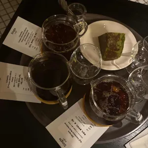 화이트셔츠 커피 사진