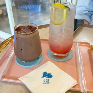 카페 수달 사진