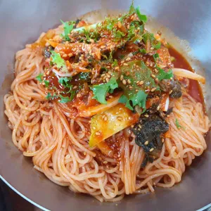 장비빔국수와 굴국밥 보쌈 사진