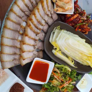 장비빔국수와 굴국밥 보쌈 사진
