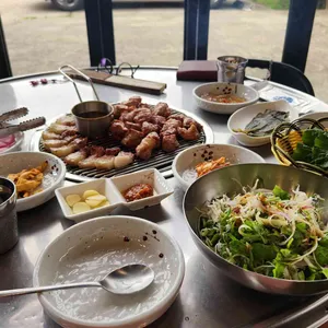 꽃돼지연탄구이 사진