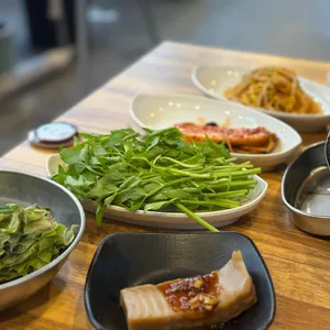 솥뚜껑오겹살 사진