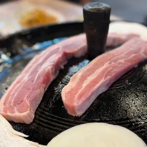 솥뚜껑오겹살 사진