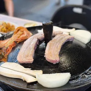 솥뚜껑오겹살 사진