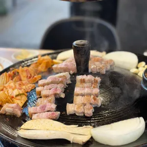 솥뚜껑오겹살 사진