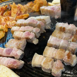 솥뚜껑오겹살 사진