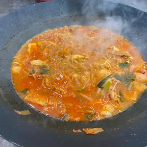 연평도꽃게품은닭볶음탕 드럼통솥뚜껑 사진
