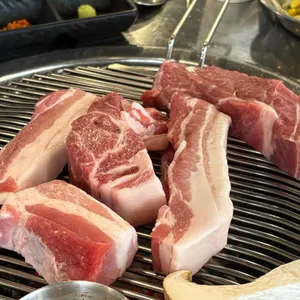 기쁨돼지 사진