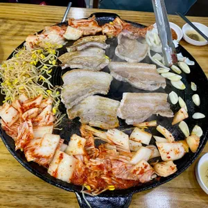 돈이랑김치랑 대표 사진