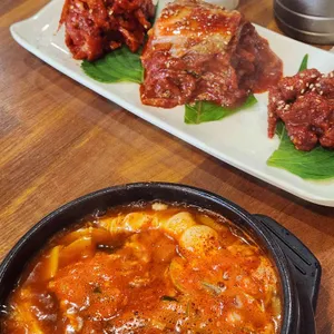 돈통마늘보쌈 사진