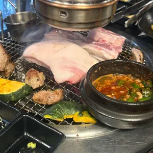 돼지삼춘 사진