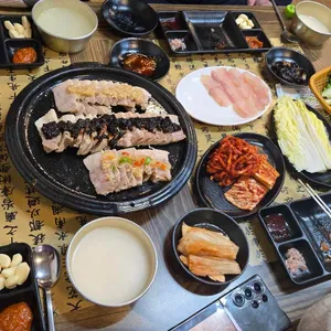 흑마늘보쌈 사진
