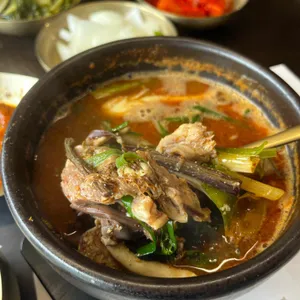 본흑염소능이삼계탕 사진 1