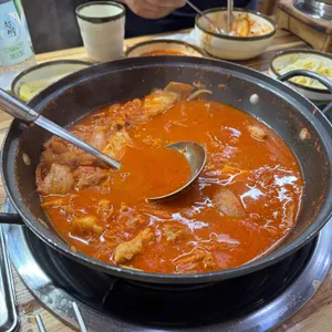 월수금 통돼지김치찌개 사진