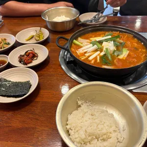 돼지고기듬뿍넣은김치찌개 사진