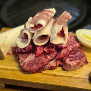 꽃밭에 한우 사진