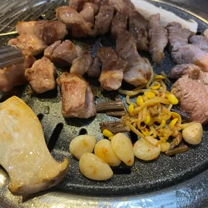 두툼한고깃집 사진