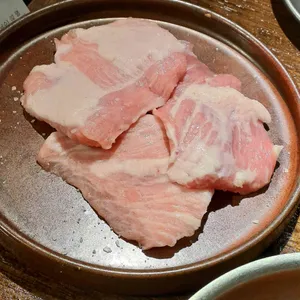 엄용백 돼지구이집 사진