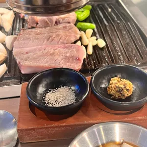 감탄돼지 사진
