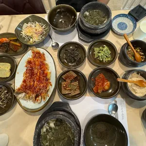 칡산에 황제보쌈&곤드레 돌솥밥 칼국수 대표 사진