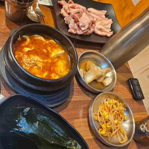 감동돼지 사진