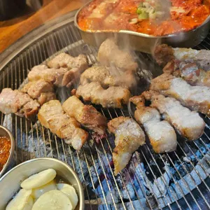 감동돼지 사진