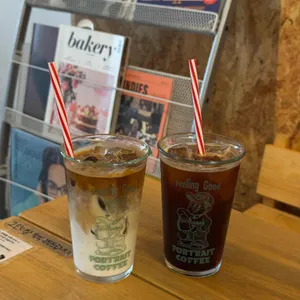 포트레이트 커피바 사진