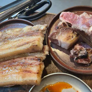 엄용백 돼지구이집 대표 사진