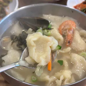 얼큰수제비해물칼국수 대표 사진