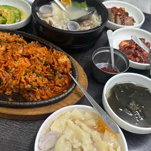갈쿠리와 소쿠리 항아리수제비손칼국수 사진