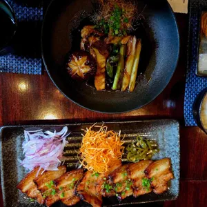 타니 넥스트도어 사진