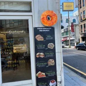 위트앤드 리뷰 사진