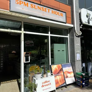 5PM sunset hour 사진 2