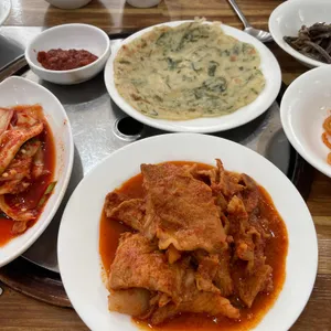 황토우렁이쌈밥 사진