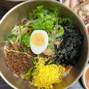 평이담백 뼈칼국수 사진