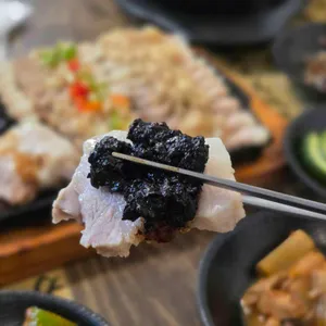 흑마늘보쌈 사진 1