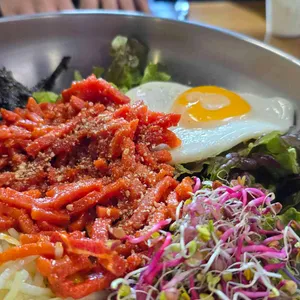 고기듬뿍대왕비빔밥 대표 사진